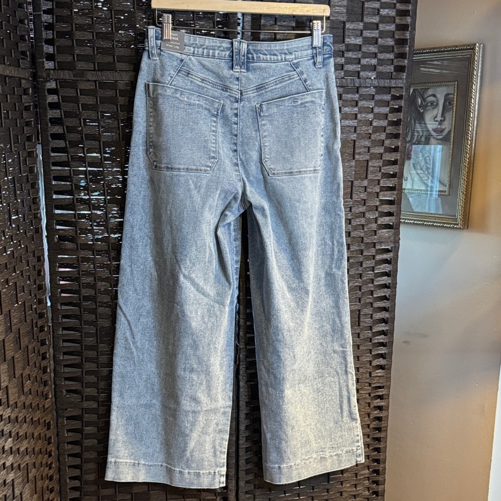 Light Wash Wide Leg Women’s Jeans - Picture 7 of 13
